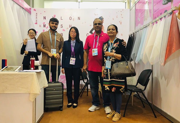 新利官网手机版婚纱丝网牵手海外客户 品质可靠受青睐